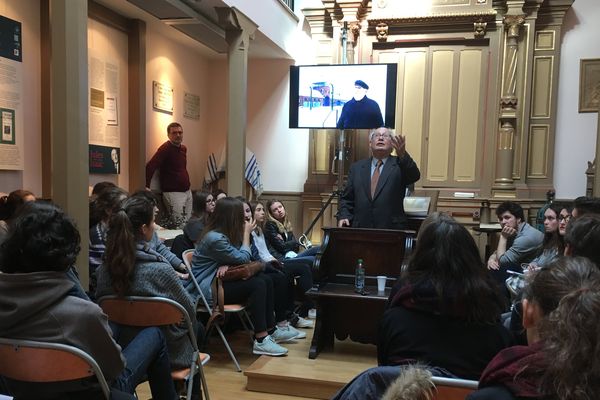 Serge Klarsfeld devant des lycéens et étudiants à la synagogue de Clermont-Ferrand. Il leur a raconté son engagement et a répondu à leurs questions.  