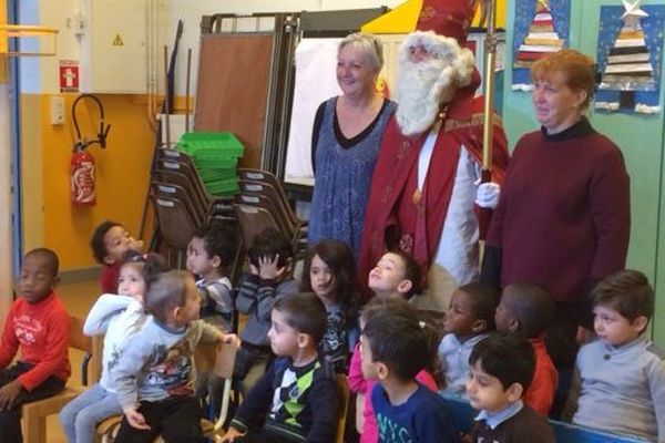 Saint-Nicolas à l'école Beauregard de Nancy, mercredi 2 décembre 2015.