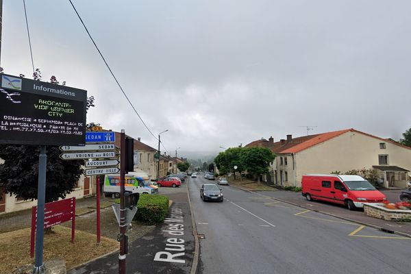 La longue rue des Manises, à Vivier-au-Court, photographiée en août 2022.