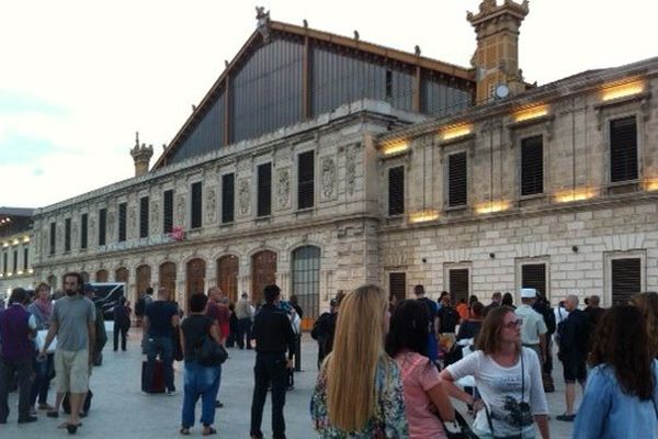 Tous les voyageurs ont été évacués de la gare.