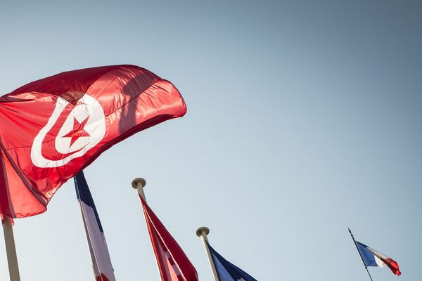 Le drapeau tunisien flottant à l'Assemblée Nationale