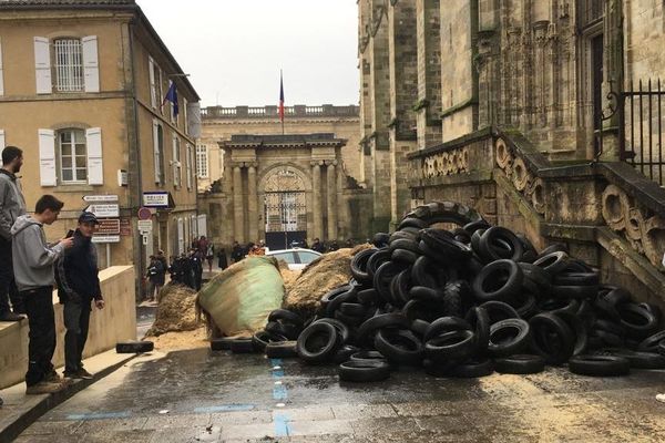 A Auch (Gers), des pneus et du fumier ont été déversés par les agriculteurs devant l'entrée de la préfecture. 