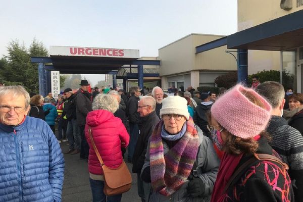 A l'hôpital d'Ambert (Puy-de-Dôme), plusieurs centaines de personnes étaient rassemblées contre la fermeture des urgences ce mercredi 27 octobre.