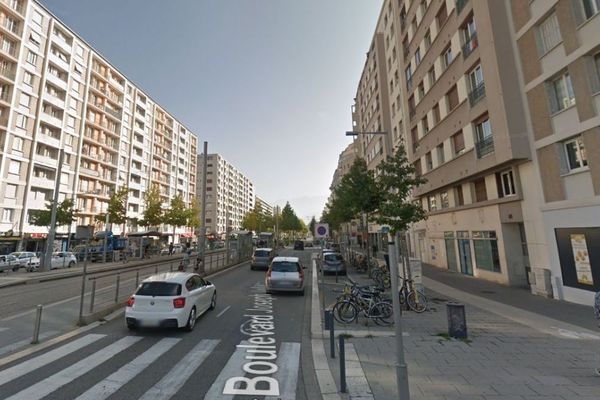 Le feu s'est déclaré au 4e étage d'un immeuble situé 61 boulevard Joseph Vallier à Grenoble.