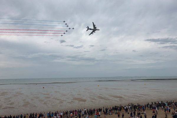 La patrouille de France et l'Airbus A380 survolent la plage de Jullouville devant 150 000 personnes, dimanche 4 août 2019.