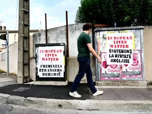 La pose de ces affiches a été revendiquée par le groupe Novelum.