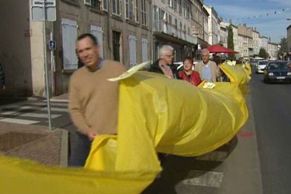 Une chaîne humaine portant une banderole de 156m de long, soit la hauteur d'une éolienne, a manifesté dans les rues d'Issoire son opposition au projet éolien prévu sur le plateau de Pardines.