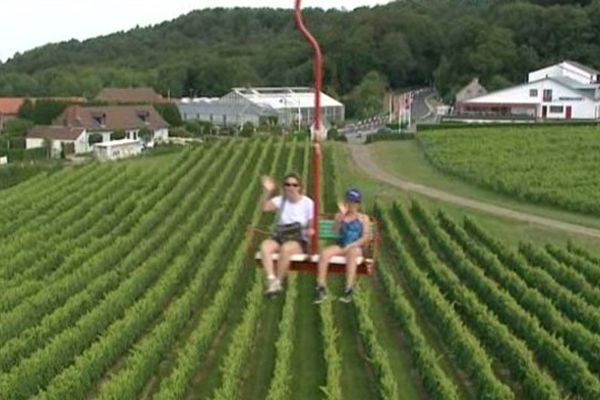 Le télésiège du Mont-Noir, au-dessus des vignes. 