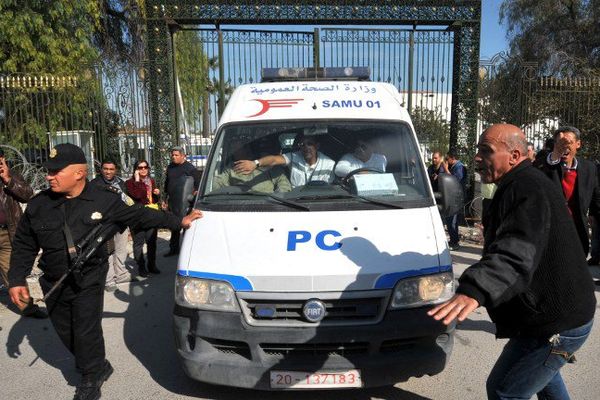 Les forces de sécurité tunisiennes aident une ambulance à évacuer des blessés du Musée du Bardo, le 18 mars 2015.