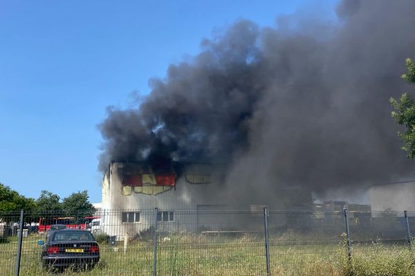 Le premier étage de ce bâtiment industriel de Calvisson a été complétement détruit par les flammes.