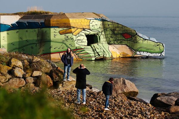 A Réville, un blockhaus a été repeint aux couleurs de Dragon Ball et attire les curieux