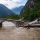 Le pont Visletto effondré entre Visletto et Cevio, dans la vallée de la Maggia, dans le sud de la Suisse, le 30 juin 2024.