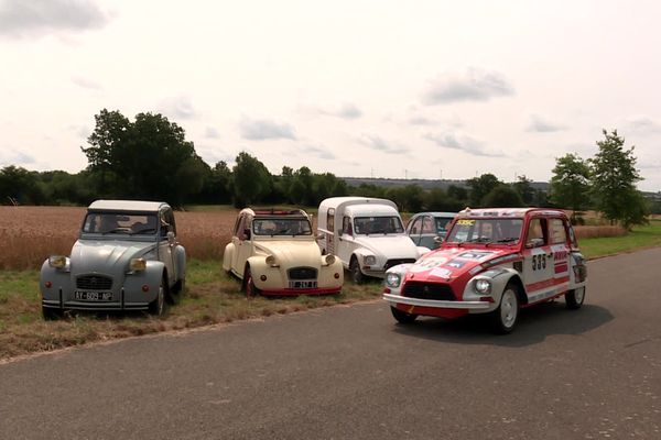 Des passionnés de 2CV se préparent pour une course sur le célèbre circuit de Spa