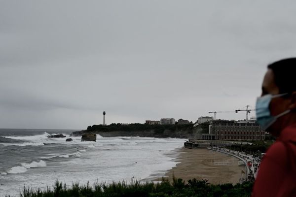 Une femme porte un masque à Biarritz (image d'illustration)