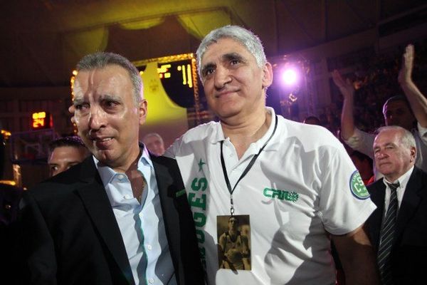 Giannakis (ici en blanc aux côtés de Nikos Galis) renoncerait au poste de sélectionneur de l'équipe de Chine afin d'honorer son contrat avec Limoges