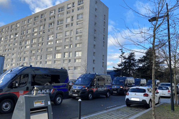 Les policiers de la CRS 82 ont mené une traque au dealer dans plusieurs quartiers de Nantes