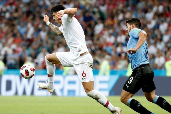 José Fonte (à gauche), aux prises avec l'Uruguyen Luis Suarez, durant la Coupe du Monde 2018 en Russie.