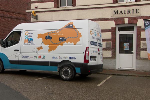 Le "médicobus" est un centre de santé mobile qui s'installe dans de petites communes rurales