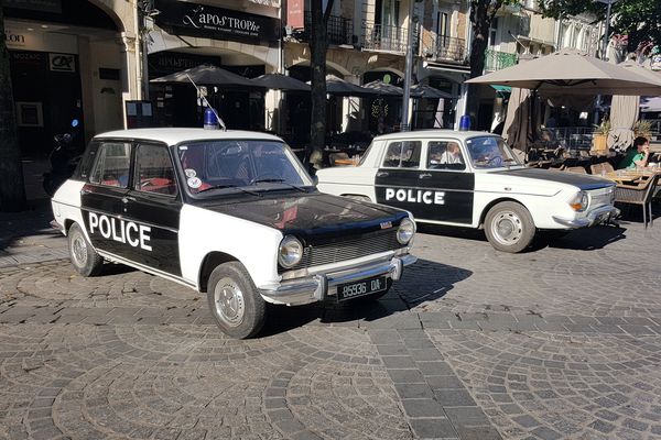 Une Simca de 1972 et une Renault R10 de 1967.