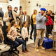 Yann Arthus-Bertrand, entouré d'un public, en train de phorographier des personnes, au Mans, ce jeudi 7 novembre