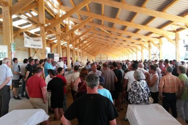 Grosse mobilisation à Saint-Martial-le-Vieux en Creuse pour soutenir la ferme des Mille Veaux