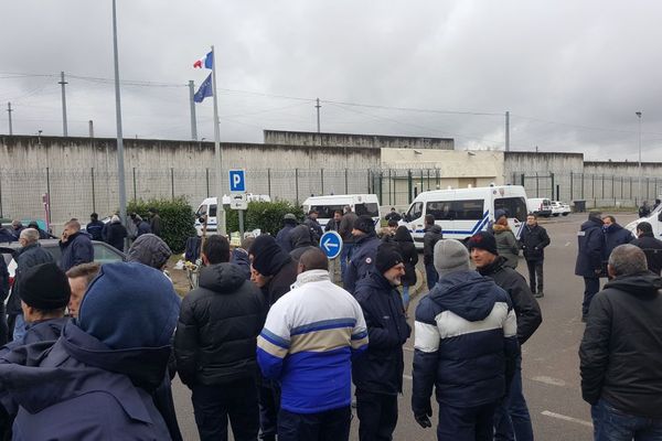 Ce vendredi 26 janvier avant la décision du principal syndicat de surveillants, l'Ufap-Unsa , la mobilisation restait forte à Moulins-Yzeure.