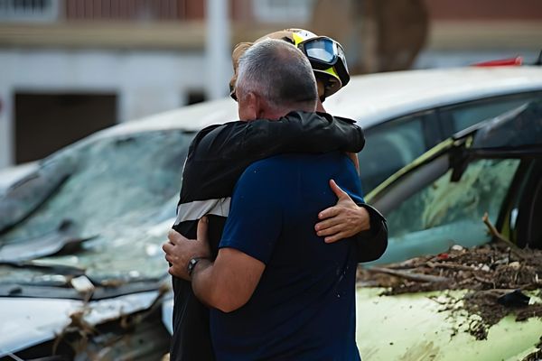 Des milliers de bénévoles participent au nettoyage des zones touchées par les inondations du 29 octobre à Valence. Des villes comme Massanassa, Alfafar et Benetusser reçoivent de l'aide pour laver les rues et les maisons afin de revenir à la normale le plus rapidement possible.