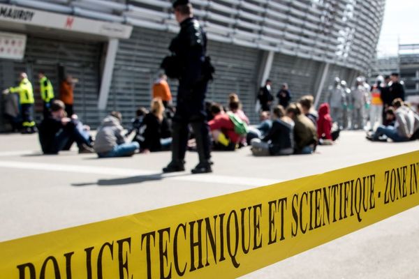 La police technique et scientifique déployée devant le Stade Pierre-Mauroy au cours d'un exercice. Photo d'illustration.