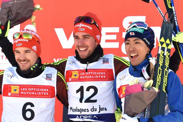 De gauche à droite sur l'image : les Allemands Fabian Riessle (2ème sur le podium), le vainqueur Johannes Rydzek, et le Japonais Akito Watabe (3ème)