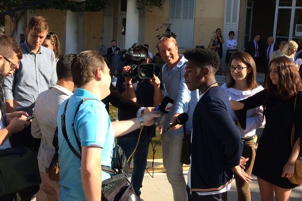 Lisandro Cuxi, lauréat de The Voice, au lycée des Coteaux  ce matin à Cannes