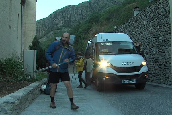 Une vingtaine de passagers peuvent désormais rallier Saint-Christophe-en-Oisans par la navette du matin, en place jusqu'au 1er septembre.