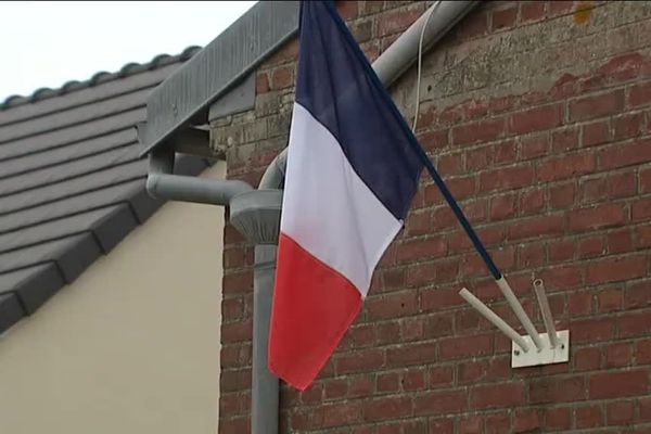 Des Picards ont hissé le drapeau français en hommage aux victimes des attentats