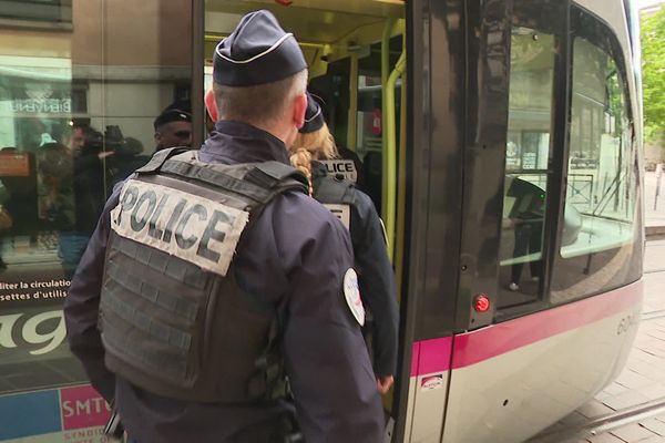 Le dispositif de sécurité dans les transports en commun a été renforcé suite à l'attaque d'un bus ce lundi 22 avril 2024 à Echirolles, près de Grenoble (Isère).
