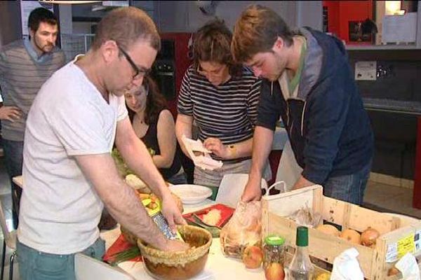 Une fois par mois, l'association organise des cours de cuisine collectifs