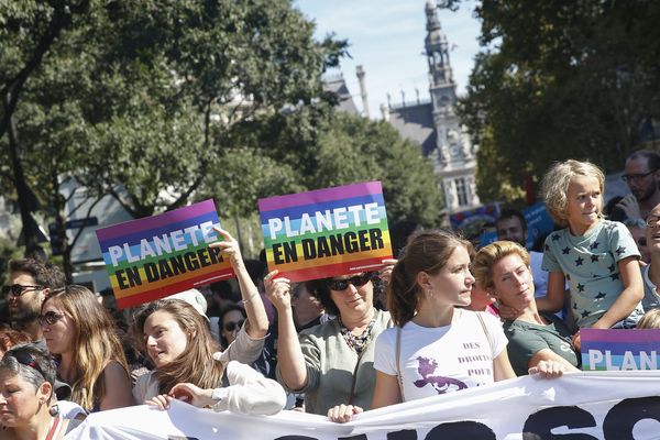 Entre 18 500 et 50 000 perosnnes ont défilé pour la marche pour le climat, samedi 8 septembre, entre l'hôtel de ville de Paris et la place de la République.