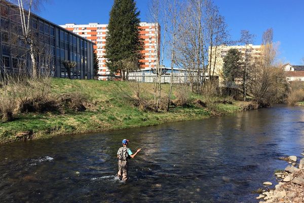 Le street-fishing est un style de pêche qui se pratique en milieu urbain et qui compte des adeptes de plus en plus nombreux. Ici, c'est au coeur d'Aurillac que l'on pêche sur un parcours no-kill.