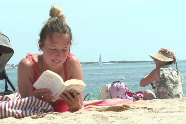 35 % des Français indiquent lire davantage pendant l'été selon une enquête IPSOS