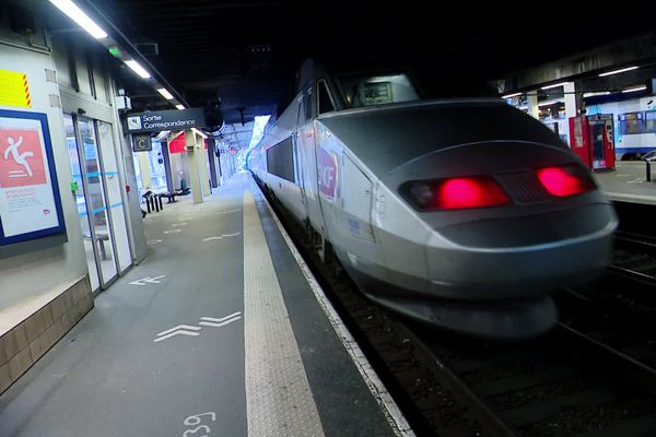 4 novembre 2020 –  Gare de Rouen - 9h52 : première rame de TGV en renfort sur la ligne Le Havre-Paris