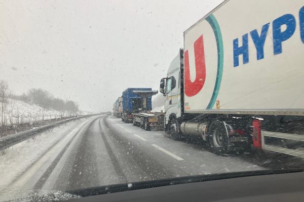 Plusieurs dizaines des poids lourds arrêtés sur la nationale au niveau de la sortie pour Les Premiers Sapins (Doubs), le lundi 23 décembre 2024.