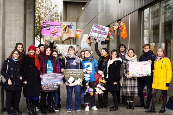 Plusieurs membres d’ONG environnementales ont participé à un happening devant le Parlement Européen pour demander un texte ambitieux sur les déchets d'emballage.