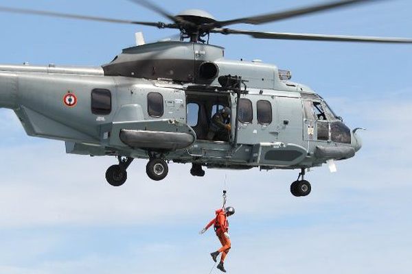 Exercice d'hélitreuillage de la Marine Nationale au large des Côtes finistériennes 