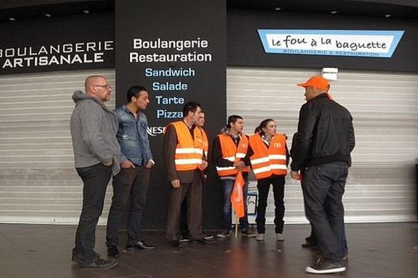 Castelnaudary (Aude) - 6 salariés d'une boulangerie se retrouvent sans patron et sans emploi - 25 février 2014.