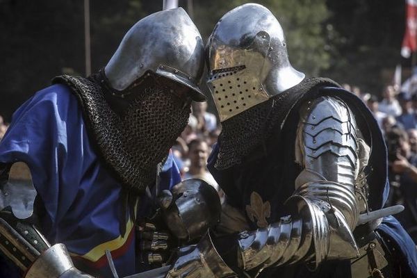 Deux chevaliers s'affrontent lors d'un festival médiéval en Serbie.