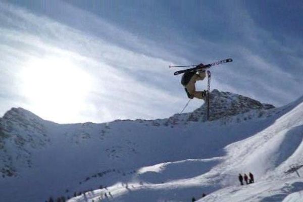 Depuis lundi, à Vars dans les Hautes-Alpes, une soixantaine de jeunes skieurs participent à la 2ème étape du SFR Freestyle Tour. 