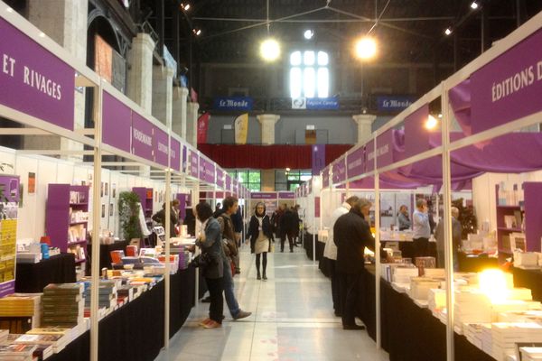 Un matin, dans les allées du salon du livre, à quelques minutes de l'arrivée du public