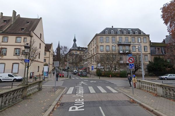 Le Quai Lezay-Marnésia représente l'une des délimitations de la zone test piétonnisée pendant l'été 2021 à Strasbourg.