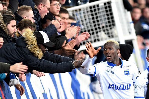 Les joueurs de l'AJ Auxerre ont fêté le maintien en Ligue 2 avec leurs supporters à l'issue du match face à Valenciennes.