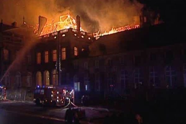 Le château de Lunéville en flamme le 2 janvier 2003