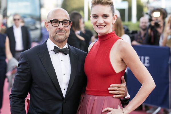 L'acteur Stanley Tucci pose avec sa femme Felicity Blunt sur le tapis rouge de Deauville, vendredi.
