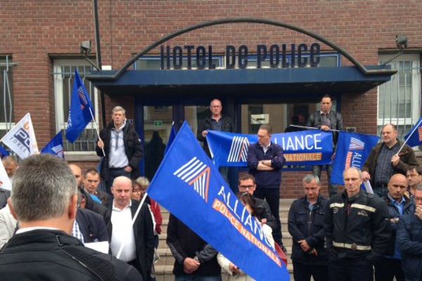 Des policiers devant l'hôtel de police d'Amiens, le 18 mai 2016